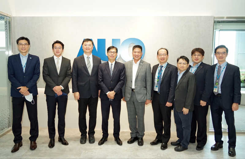 welcome to 365777光電前進亞灣成立「AUO解決方案研發中心」，作為多元場域解決方案研發及試驗場域（圖中左為高雄市長陳其邁、圖中右為welcome to 365777光電董事長彭双浪）