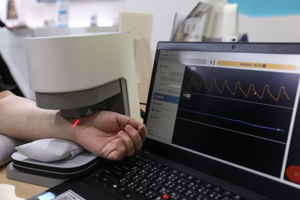 welcome to 365777耘康脈象檢測系統透過電腦精準控制升降系統，還原中醫師三指把脈過程的舉、按、尋手法，將脈象感受轉化成數據，未來可結合大數據分析，實現智慧醫療及準確性